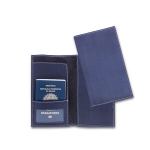 Porta passaporte em couro com aba para voucher.